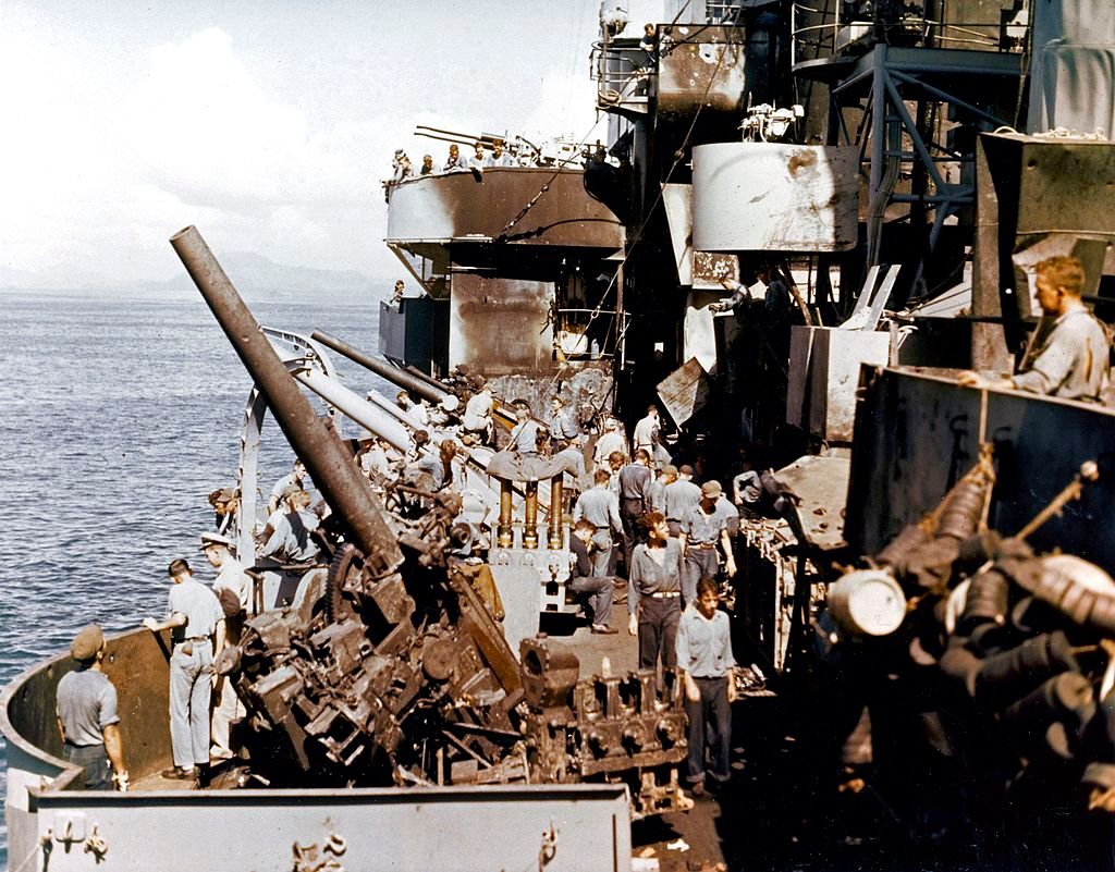 파일:Crewmen_cleaning_Kamikaze_damage_on_USS_Nashville_(CL-43)_in_December_1944.jpg