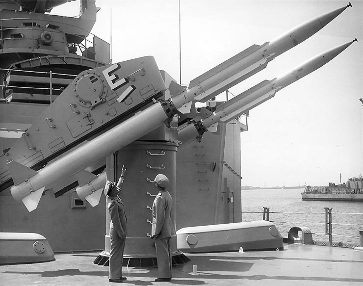 파일:external/upload.wikimedia.org/RIM-2_Terrier_missiles_on_USS_Providence_%28CLG-6%29_1962.jpg