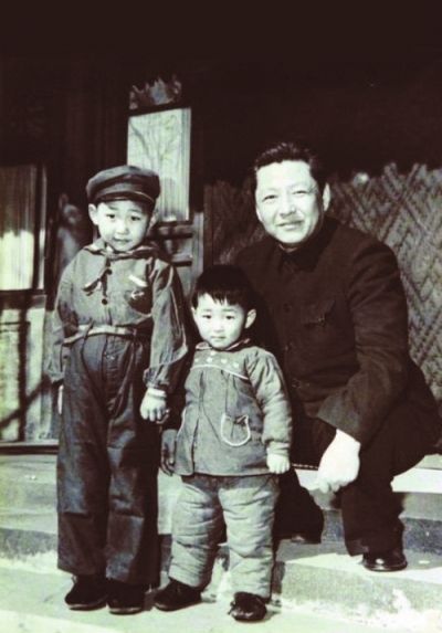 파일:Xi_Jinping,_Xi_Yuanping_and_Xi_Zhongxun_in_1958.jpg
