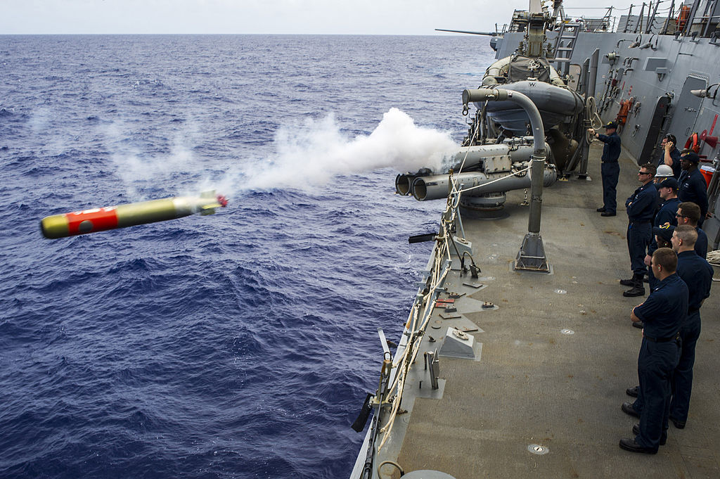 파일:external/upload.wikimedia.org/1024px-USS_McCampbell_launches_a_torpedo._%2813405514224%29.jpg