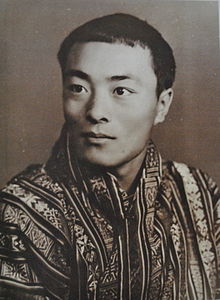 파일:external/upload.wikimedia.org/220px-Jigme_Dorji_Wangchuck.jpg