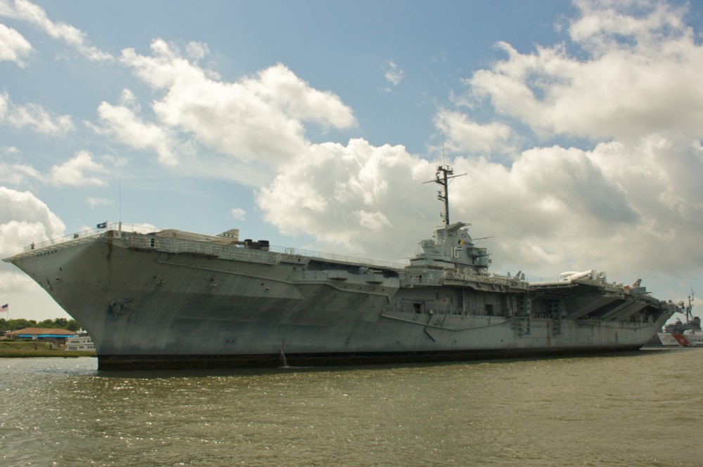 파일:external/upload.wikimedia.org/USS_Yorktown_CV-10_Patriots_Point.jpg