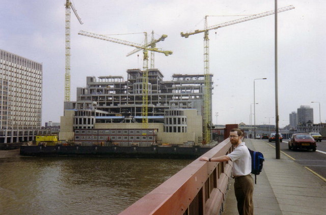 파일:external/upload.wikimedia.org/SIS_Building_under_construction_in_1991.jpg