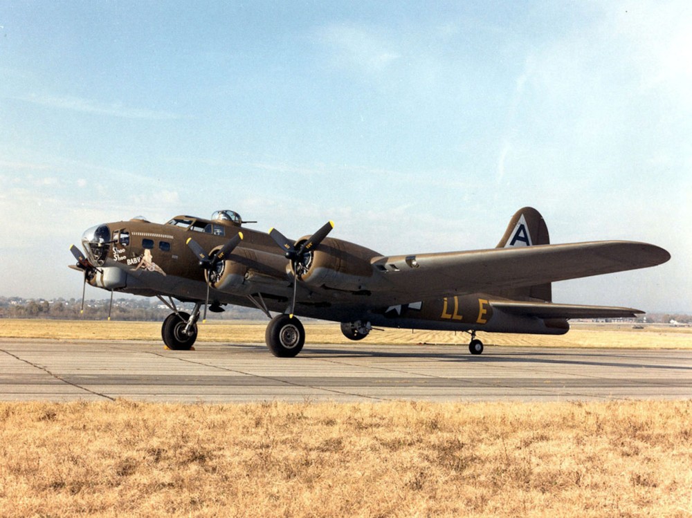 파일:external/upload.wikimedia.org/Boeing_B-17G_Superfortress_Shoo_Shoo_Baby_USAF.jpg