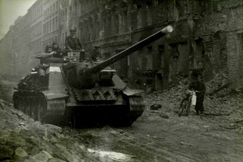 파일:Soviet_SU-100_at_Berlin,_1945.jpg