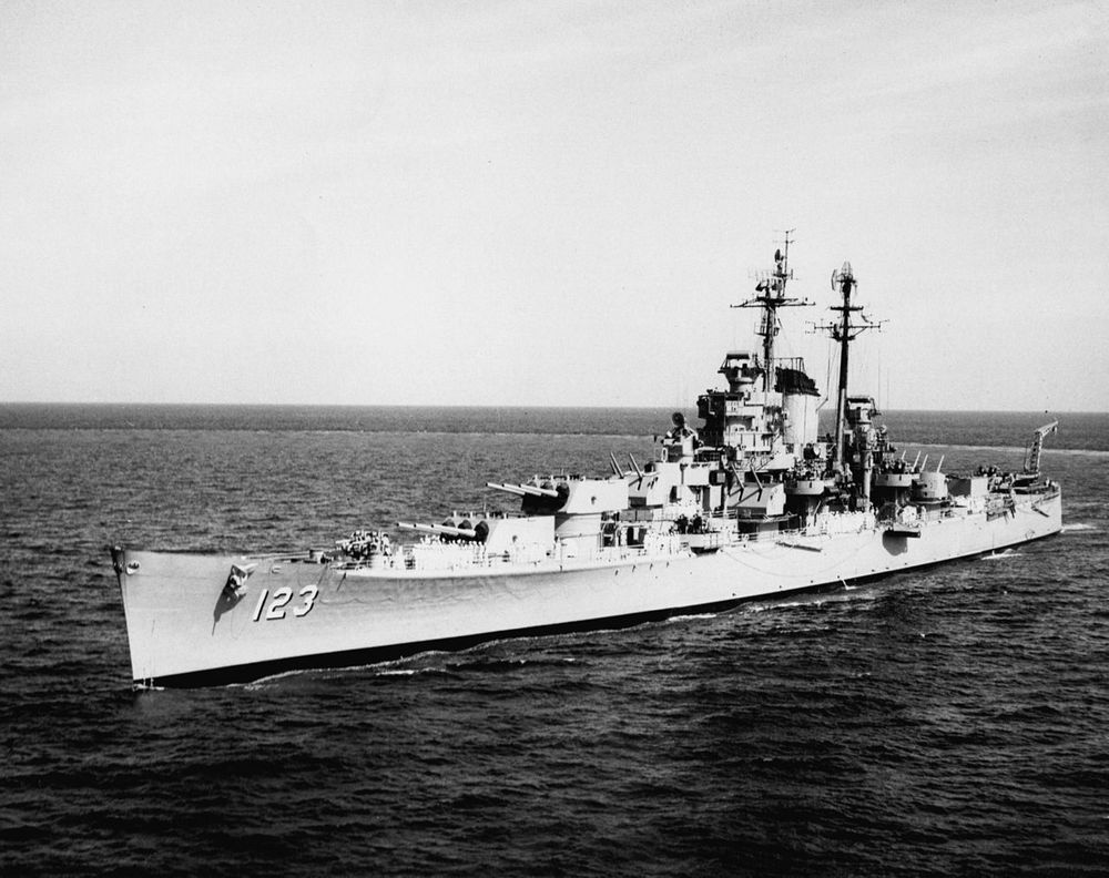 파일:1280px-USS_Albany_(CA-123)_underway_1955.jpg