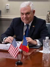 파일:Romanian_Minister_of_National_Defense_Angel_Tîlvăr_(Angel_Tilvar)_in_Washington,_D.C._on_March_30,_2023_-_230330-D-KY598-1203_(52781800016)_(cropped).jpg