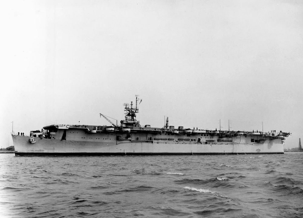 파일:1280px-USS_Belleau_Wood_(CVL-24)_off_the_Philadelphia_Naval_Shipyard_on_18_April_1943_(19-N-43702).jpg
