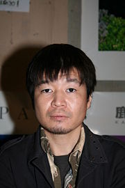 파일:external/upload.wikimedia.org/180px-Yoshitoshi_Abe_20070520_Epitanime.jpg