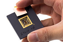 파일:external/upload.wikimedia.org/220px-Yunsup_Lee_holding_RISC_V_prototype_chip.jpg