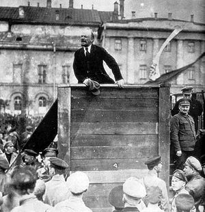 파일:external/upload.wikimedia.org/300px-Lenin-Trotsky_1920-05-20_Sverdlov_Square_%28original%29.jpg