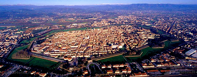 파일:external/www.turismo.intoscana.it/panoramica_lucca_centro_storico_mura_urbane.jpg