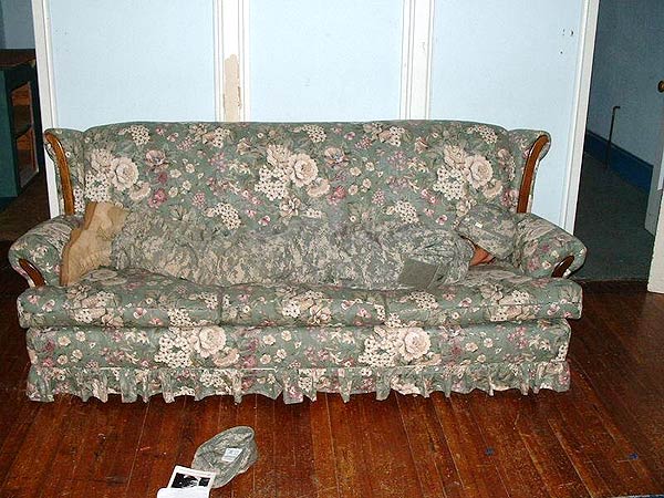 파일:external/media.boreme.com/camouflage-couch.jpg