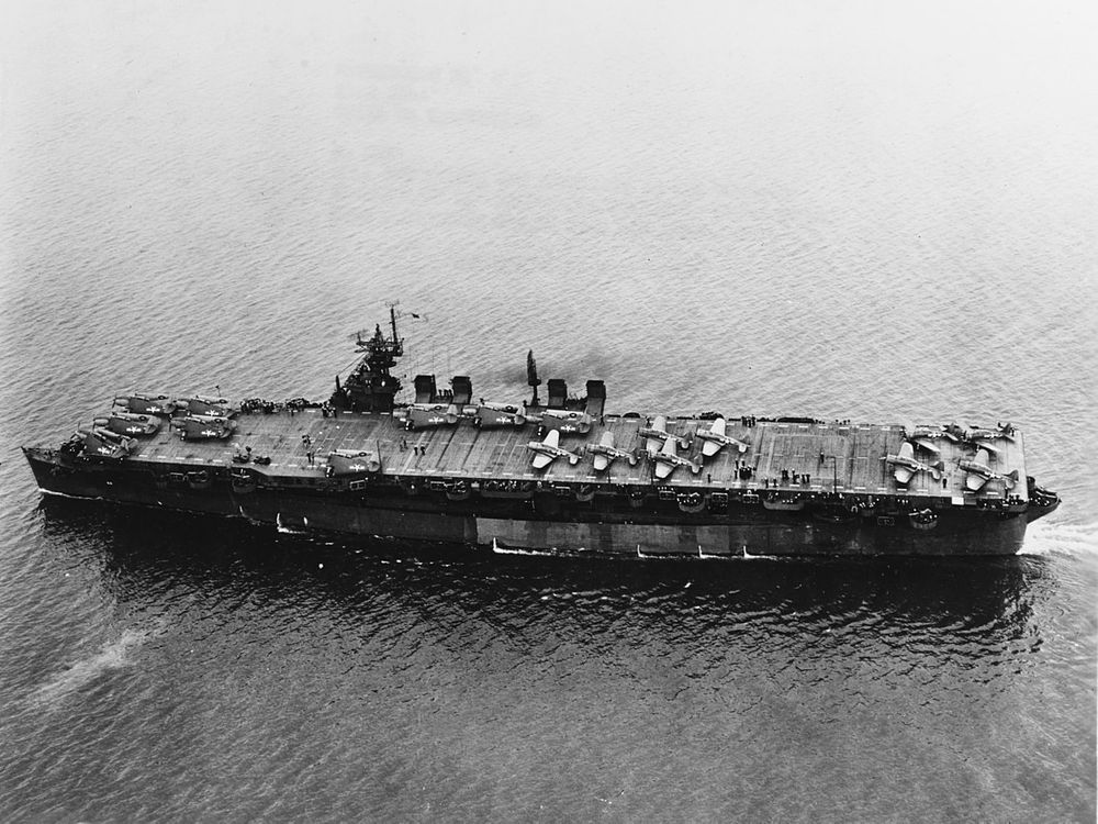 파일:1280px-USS_Independence_(CVL-22)_in_San_Francisco_Bay_on_15_July_1943_(80-G-74436).jpg