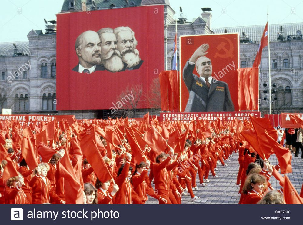 파일:moscow-ussr-may-1-1980-people-dressed-in-red-with-red-flags-in-hands-CX37KK.jpg