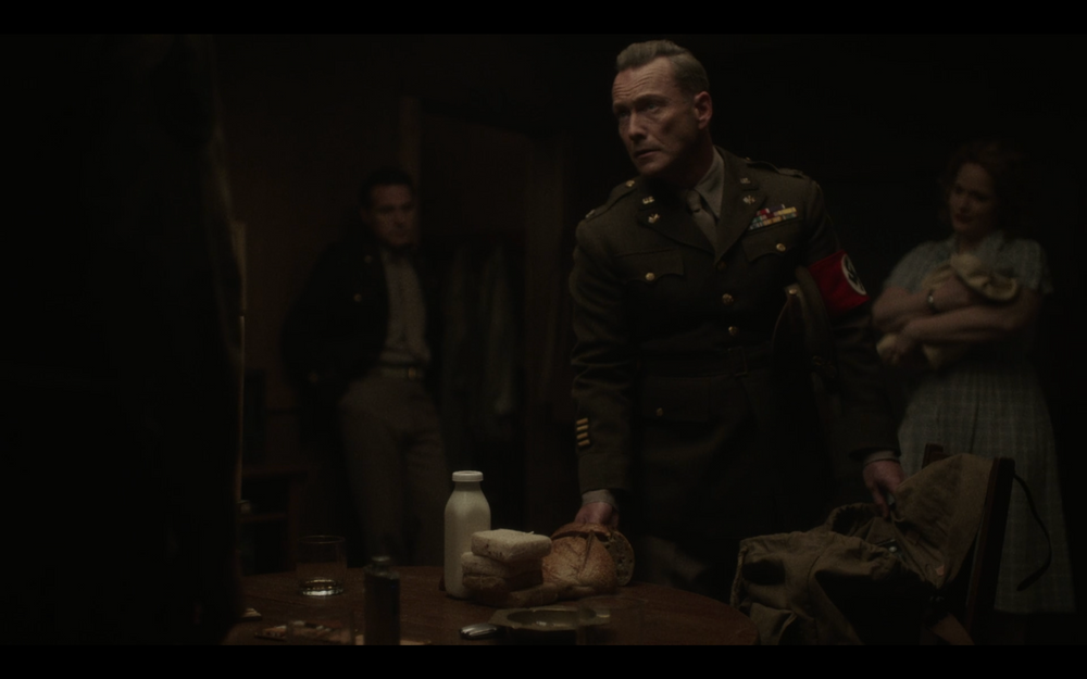 파일:The Man in the High Castle S04E05 - Nazi-turned colonel offers food.png