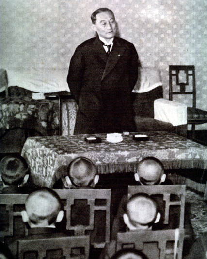 파일:external/upload.wikimedia.org/Yonai_comforting_kids_29_March_1940.jpg