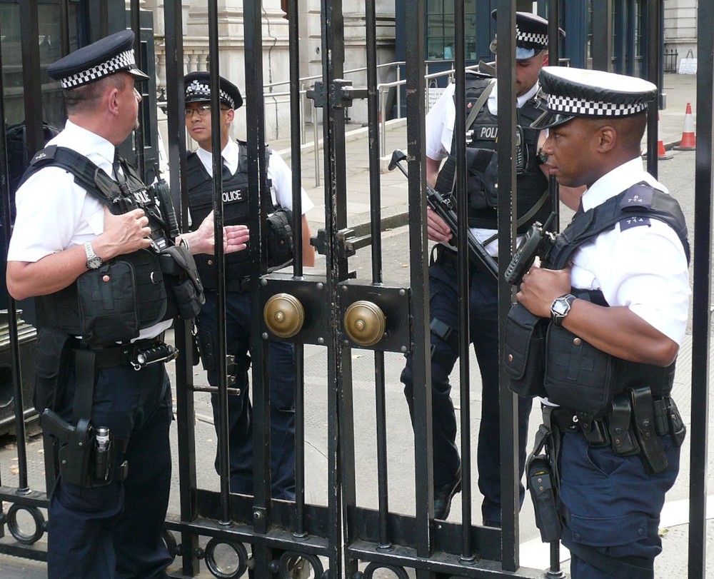 파일:Armed_police_officers_(London,_2014).jpg