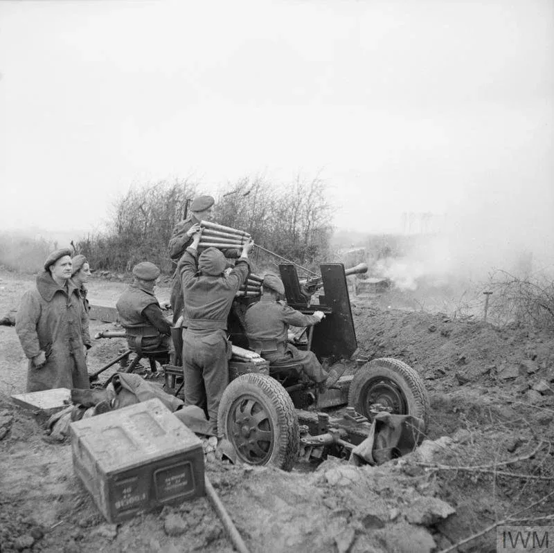 파일:40mm Bofors gun of 319 Battery, 92nd (Loyals) Light Anti-Aircraft Regiment in action in the ground support role east of the Rhine - 26th March 1945.webp