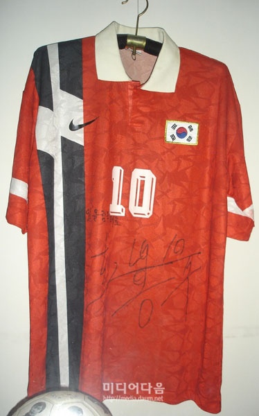 파일:1996-대한민국축구국가대표팀-주유니폼.jpg 