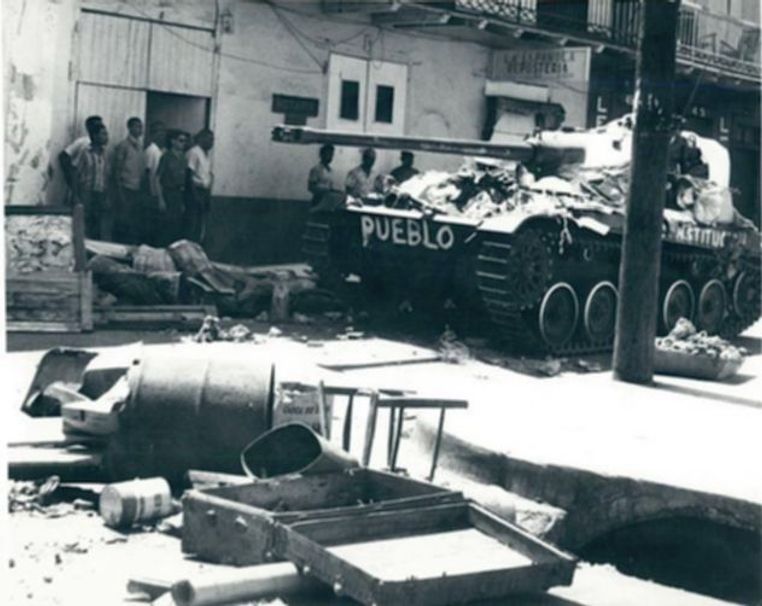 파일:AMX-13 Light tank during the 1965 Dominican civil war serving with the loyalists.jpg