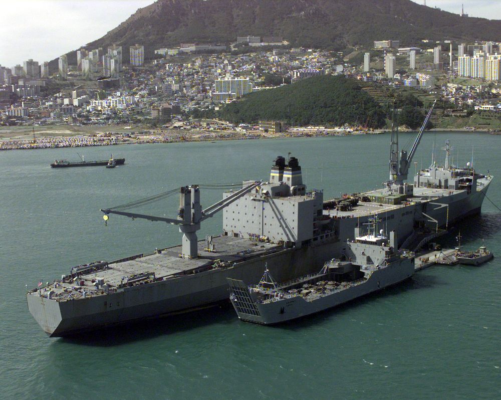 파일:US_Naval_Ship_Pollux_(T-AKR-290)_anchored_in_the_harbor_off_the_Port_of_Pusan,_Republic_of_Korea_-_19_Oct._1998.jpg