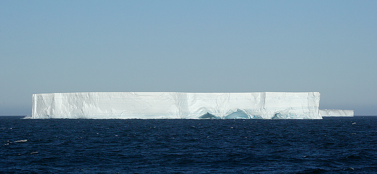 파일:external/www.birdsasart.com/Tabular-iceberg-PANO-_B2E8824-Elephant-Island,-Antarctica.jpg