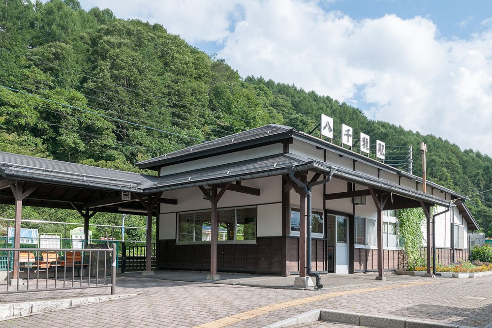 파일:external/upload.wikimedia.org/1280px-JRE-Koumi-Line-Yachiho-Station-03.jpg