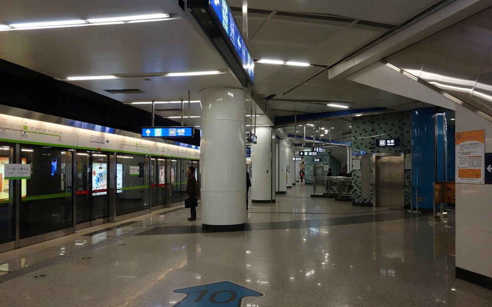 파일:Liuliqiao_Station_Platform_(Line_9)_20131105.jpg