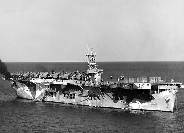 파일:external/upload.wikimedia.org/640px-USS_Santee_%28CVE-29%29_at_anchor_1942.jpg