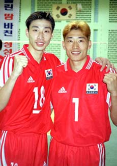 파일:2000년 김세진과 신진식.jpg