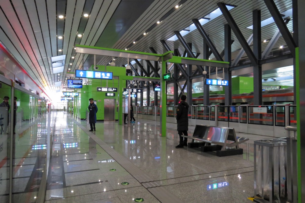파일:Westbound_platform_of_Yancun_East_Station_(20180120163319).jpg
