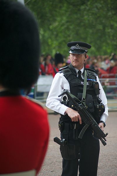파일:399px-Armed_police_officer_-London,_England-29April2011.jpg