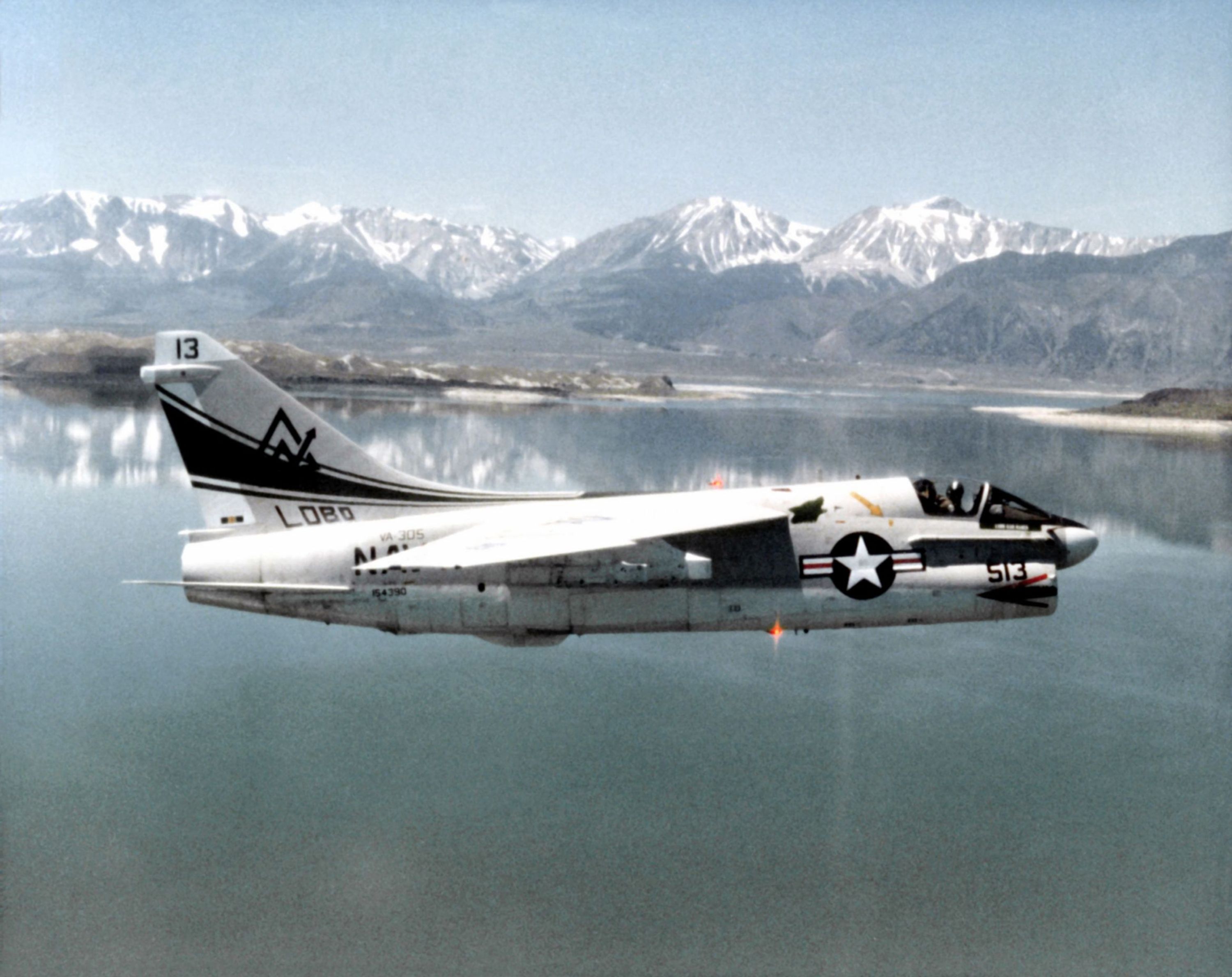 파일:A-7B_Corsair_II_VA-305.jpg