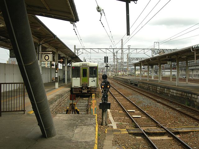 파일:external/upload.wikimedia.org/640px-Kitakami-Station-platform_0.jpg