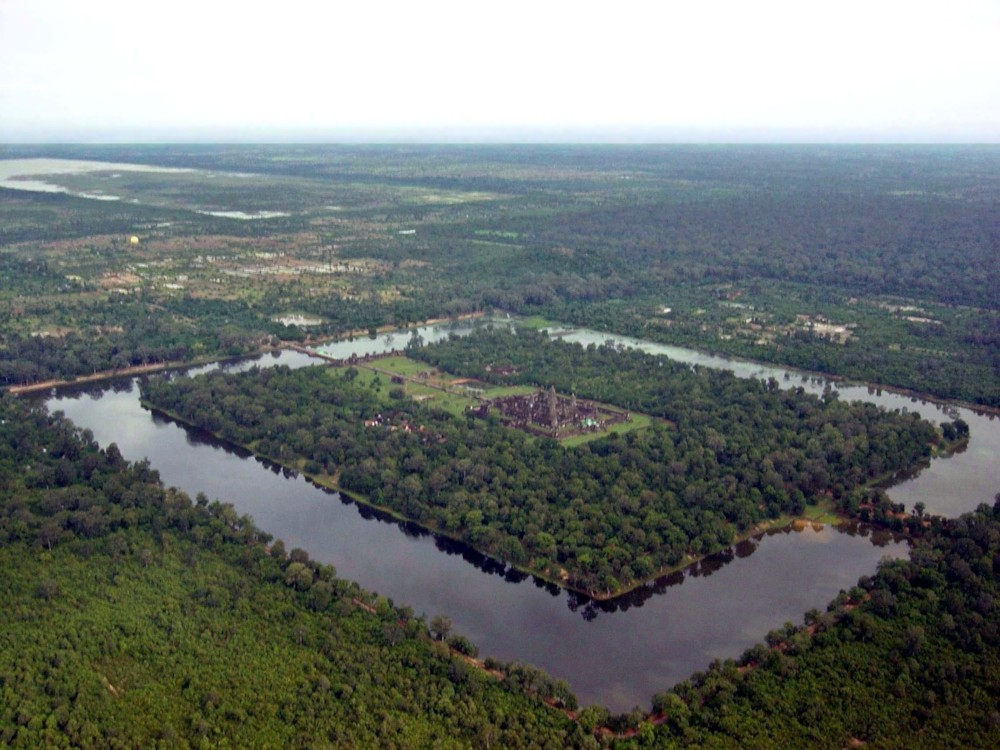파일:external/upload.wikimedia.org/Angkor-Wat-from-the-air.jpg