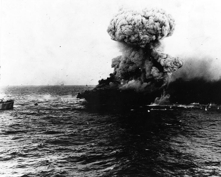 파일:external/upload.wikimedia.org/Large_explosion_aboard_USS_Lexington_%28CV-2%29%2C_8_may_1942.jpg
