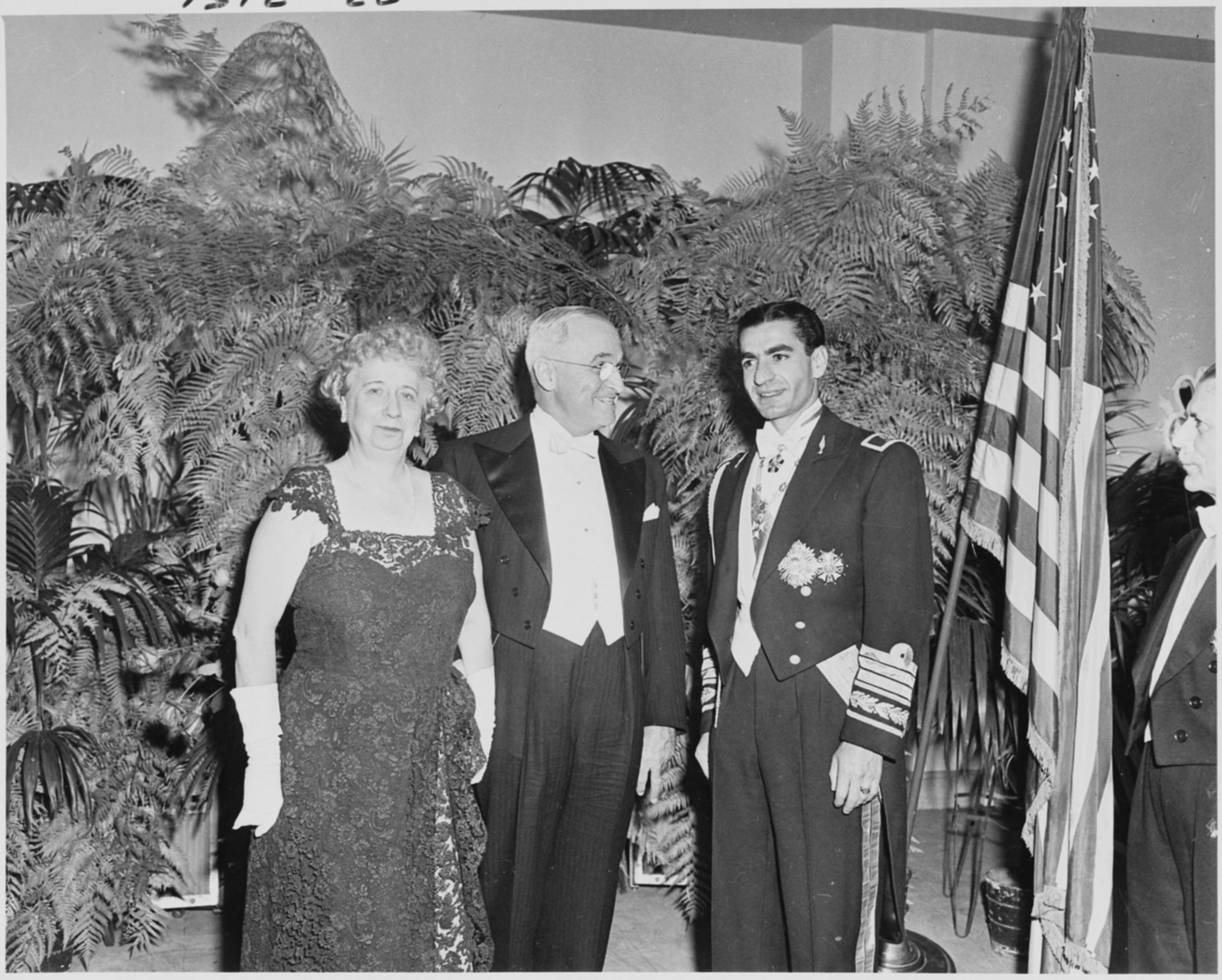 파일:Photograph_of_the_President_and_Mrs__Truman_with_the_Shah_of_Iran,_in_formal_attire,_during_the_Shah's_visit_to_the____-_NARA_-_200150.jpg