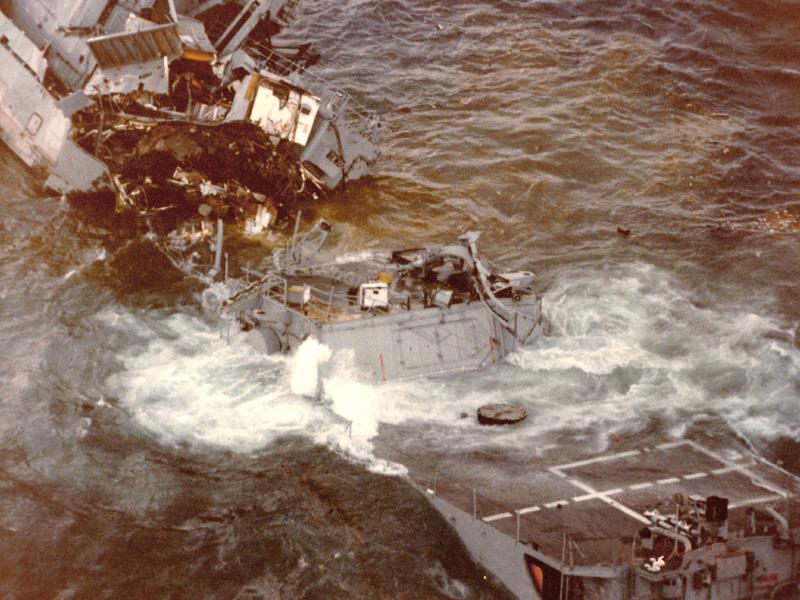 파일:USS_Jonas_Ingram_(DD-938)_sinking.jpg