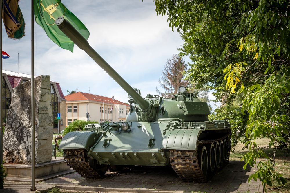 파일:Yugoslav T-55 tank captured by Croatian army during the Croatian War of Independence is now displayed in city Valpovo, Croatia.jpg