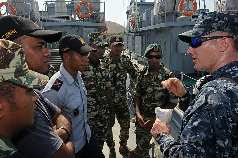 파일:external/upload.wikimedia.org/800px-F-FDTL_sailors_with_a_US_Navy_sailor_in_October_2012.jpg