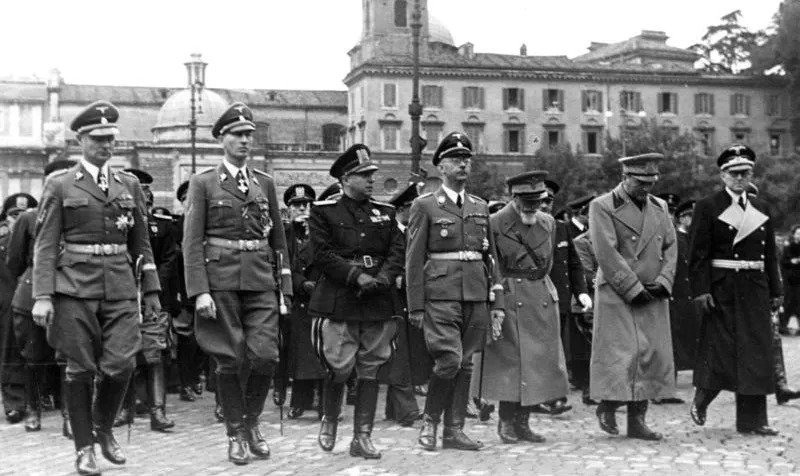 파일:이탈리아 왕국 경찰 청장 아르투오 보키니의 장례식에 참석한 이탈리아와 독일 고위 인물들.jpg