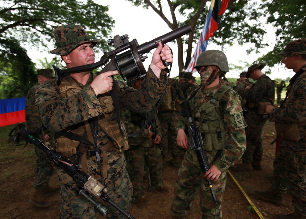 파일:external/upload.wikimedia.org/Marines_chekcing_Colombian_RGB-6_Grenade_Launcher.jpg