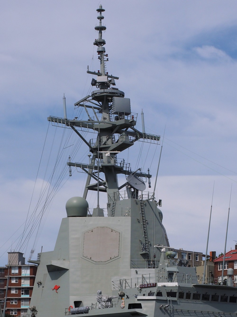 파일:HMAS_Hobart_upper_superstructure_and_mast_December_2017.jpg