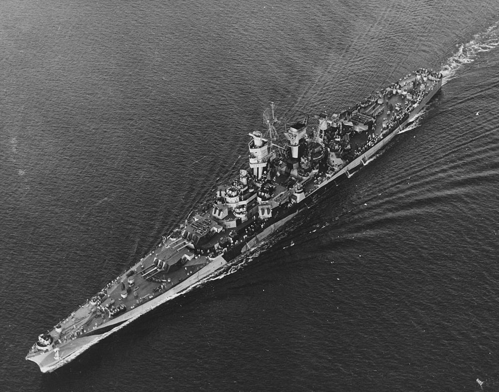 파일:1280px-Aerial_view_of_USS_Guam_(CB-2)_off_Trinidad,_13_November_1944_(NH_97132).jpg