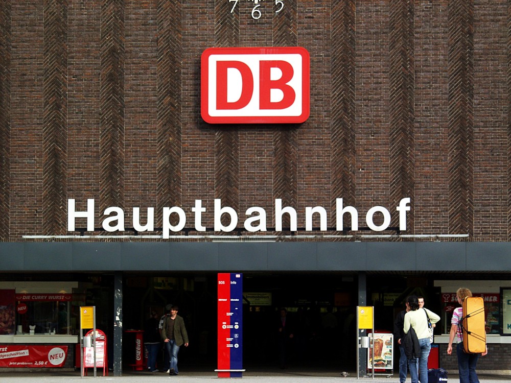 파일:external/upload.wikimedia.org/Duisburg_Hauptbahnhof_Eingang.jpg