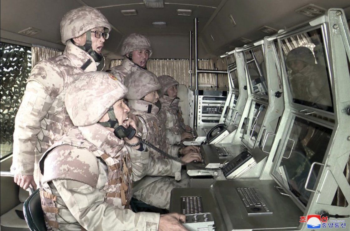 파일:화성-17 작전 차량과 전략군 병사들.jpg