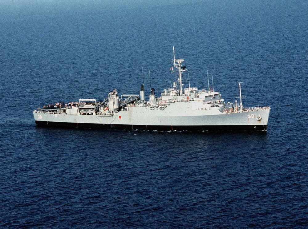 파일:1280px-USS_Fort_Snelling_(LSD-30)_off_Lebanon_in_1984.jpg