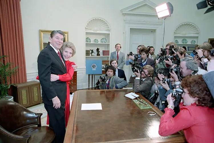 파일:Nancy_Reagan_hugs_President_Reagan_as_he_makes_an_address_to_the_nation_announcing_the_Reagan-Bush_candidacies_for_Re-election.jpg