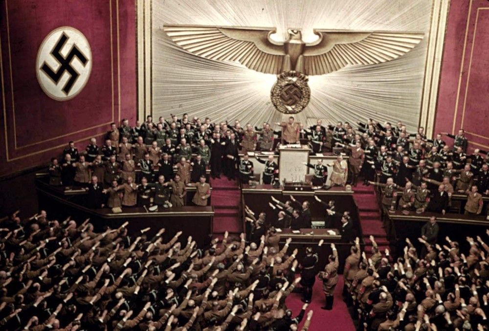파일:Adolf-Hitler-makes-keynote-address-at-Reichstag-session-Kroll-Opera-House-Berlin-1939..jpg